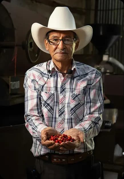 Hombre preparando café
